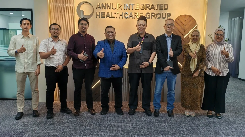 Project representatives with Hospital Pakar An-Nur